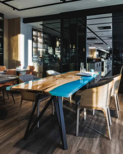 Stół z turkusową żywicą do jadalni - 3