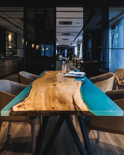 Stół z turkusową żywicą do jadalni - 1